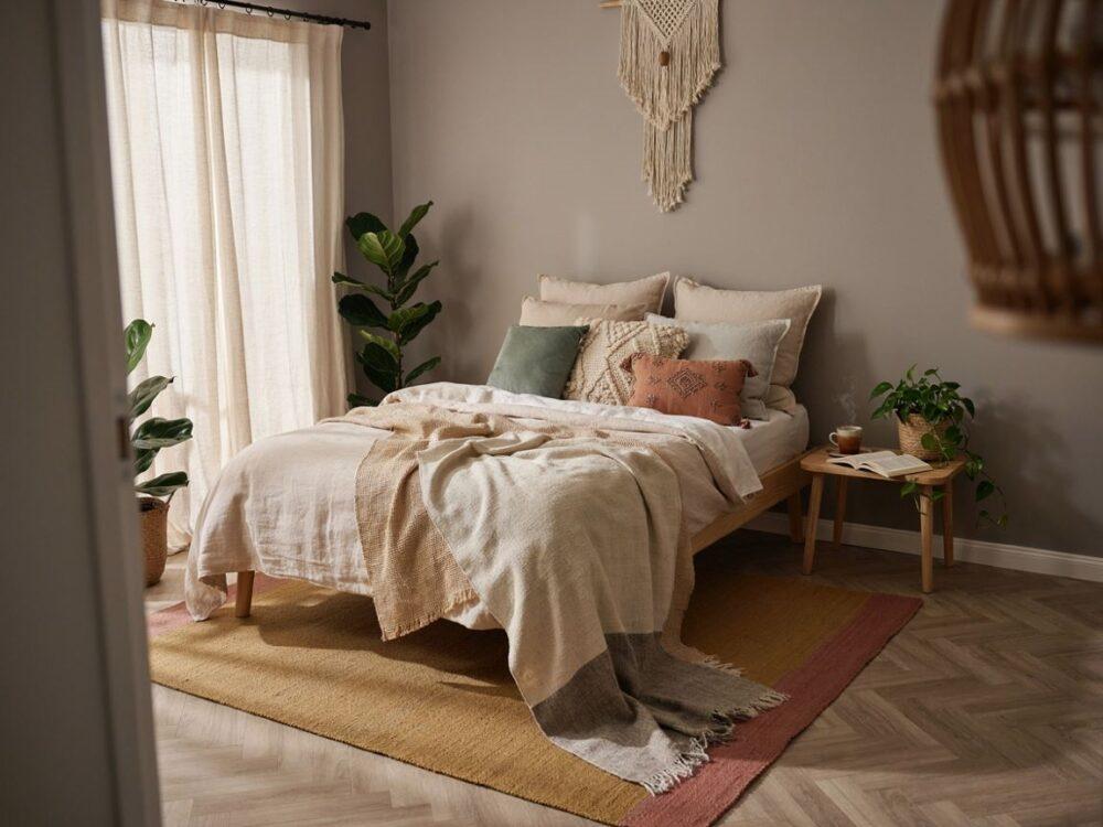Boho łóżko w szarej sypialni